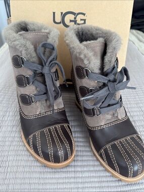 UGG Women's Alasdair Wedge Boots Size 7 BNIB